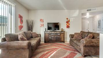 Condo, 3 habitaciones | Sala de estar