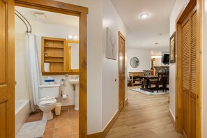 Condo, 3 Bedrooms | Bathroom | Hair dryer, towels, shampoo