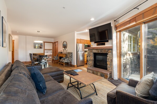 Condo, 3 Bedrooms | Living area | TV, books, stereo