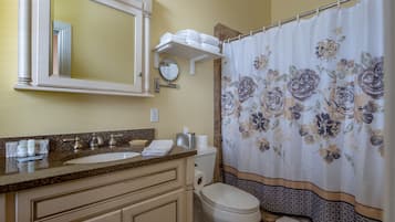 标准双人房, 私人浴室 (Room Six) | 浴室 | 吹风机、浴袍、毛巾、肥皂