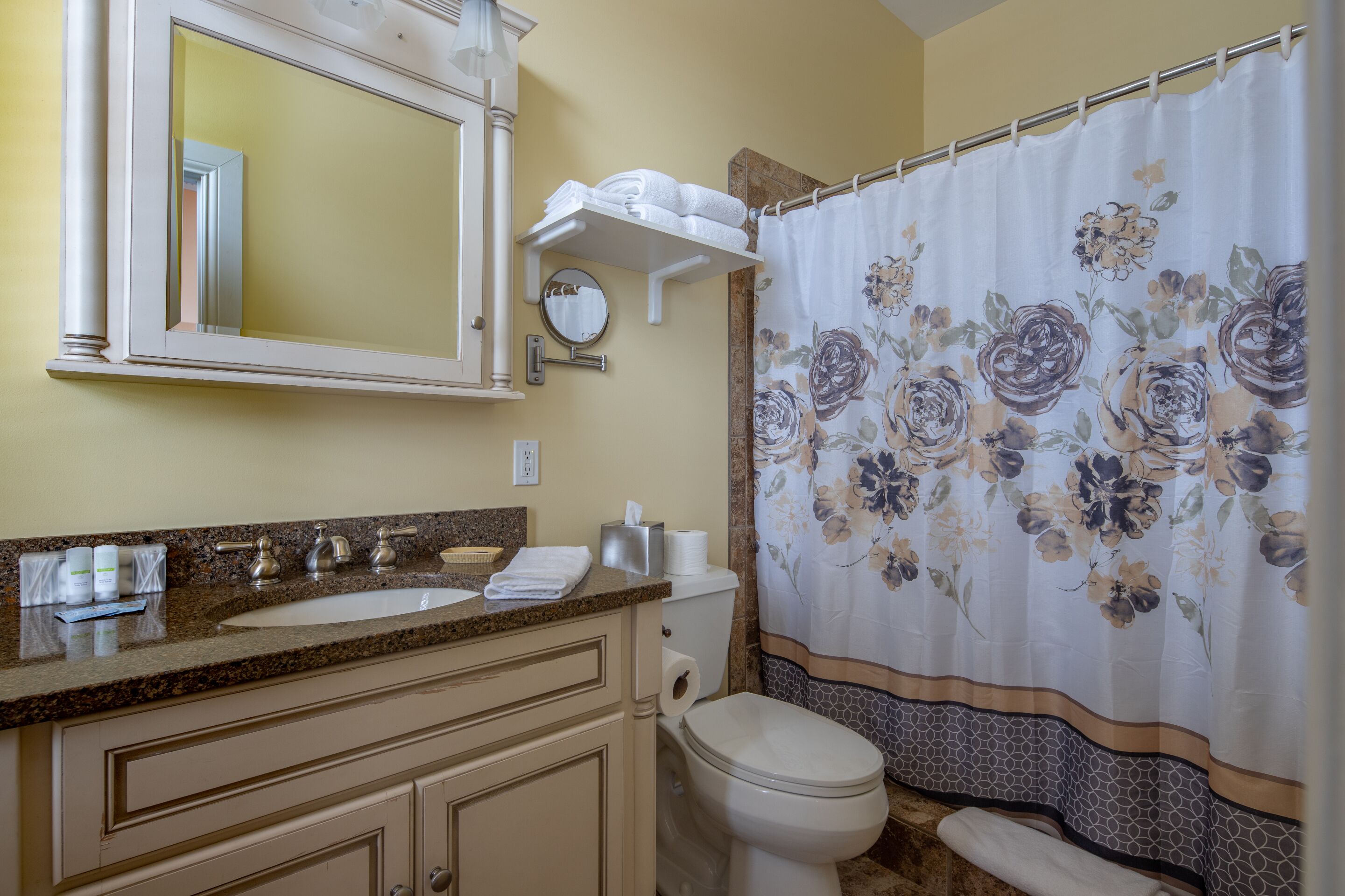 Habitación doble estándar, baño privado (Room Six) | Baño | Secadora de cabello, batas, toallas, jabón 