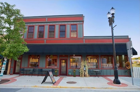 Exterior. Main Street Inn