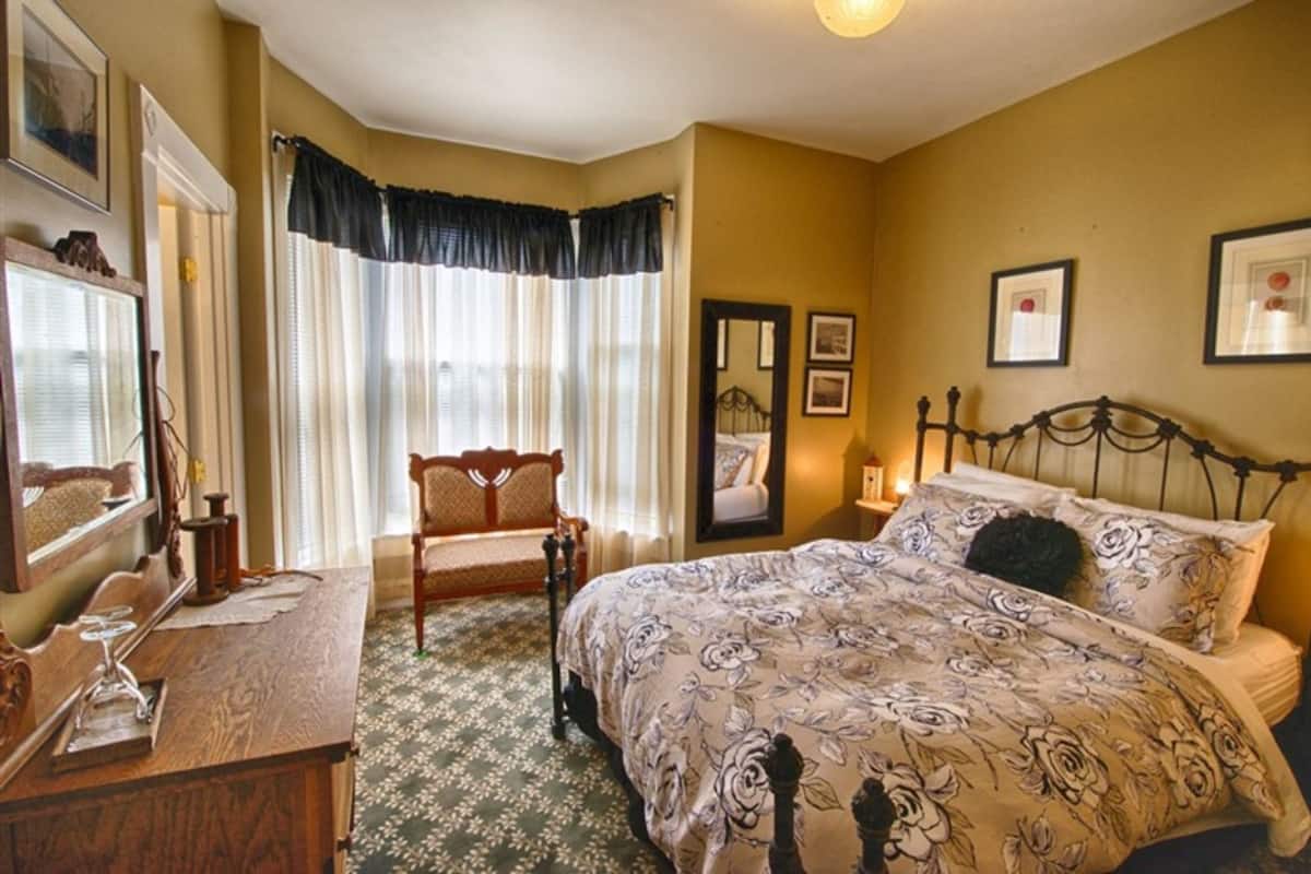 Copriletto in piuma, Wi-Fi gratuito, lenzuola, orologio con sveglia