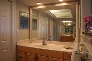 Condo, 2 Bedrooms | Bathroom | Bathtub, towels - Harbour Pointe South 1014 2 Bedroom Condo by Redawning (Fort Myers Beach)