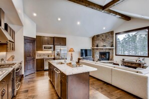 Townhome, 3 Bedrooms | Private kitchen