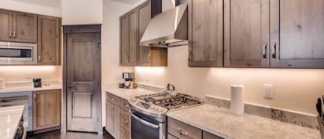 Townhome, 3 Bedrooms | Private kitchen | Fridge, microwave, oven, dishwasher