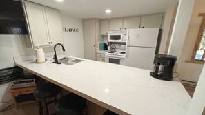 Condo, 1 habitación | Cocina privada | Microondas, lavavajillas, cafetera y tetera y utensilios de cocina 