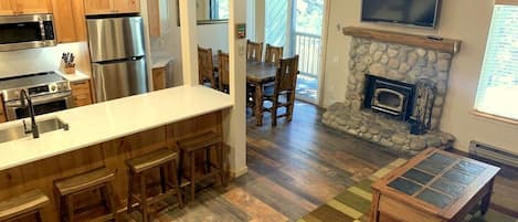 Condo, 2 chambres | Cuisine privée | Four à micro-ondes