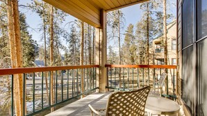 A balcony with a view of a forest and a building in the background. - Quicksilver 1662 (Keystone)