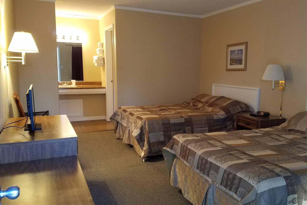 Ropa de cama de alta calidad, escritorio, wifi gratis y ropa de cama