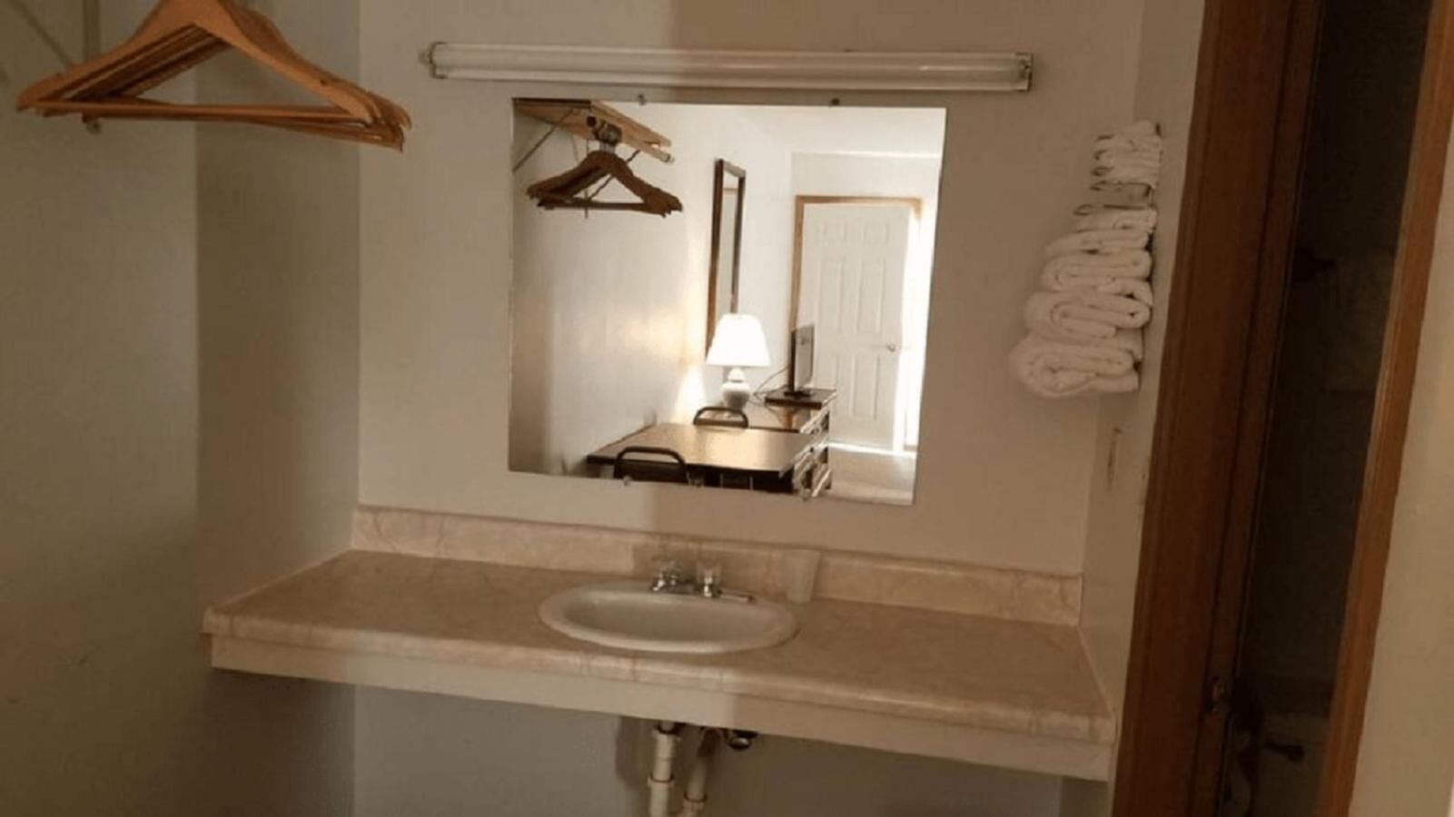 Combined shower/bathtub, bidet, towels