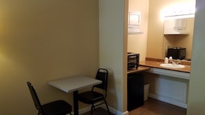 Quarto luxo, 2 camas de casal, cozinha americana, no piso térreo | Roupas de cama premium, escrivaninha, Wi-Fi de cortesia, roupa de cama