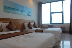 Vierpersoonskamer, 2 tweepersoonsbedden | Een minibar, een bureau, gratis wifi