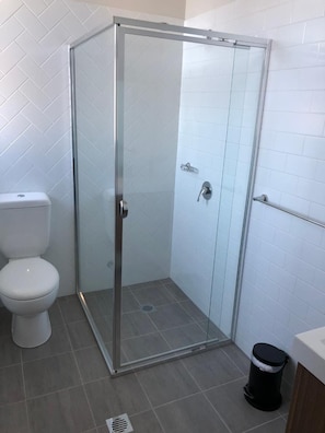 Ducha, artículos de higiene personal gratuitos y secador de pelo