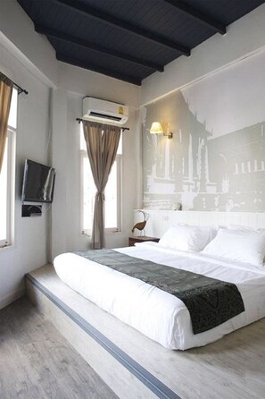 Standard Double Room | In-room safe, blackout drapes, free WiFi - Arom D Hostel (Bangkok)