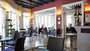 S'hi serveixen esmorzars, dinars i sopars 