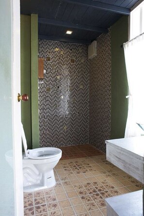 Quarto casal standard | Banheiro | Chuveiro, produtos de toalete grátis, secador de cabelo 