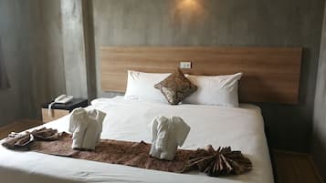 Escritorio, sistema de insonorización, wifi gratis y ropa de cama