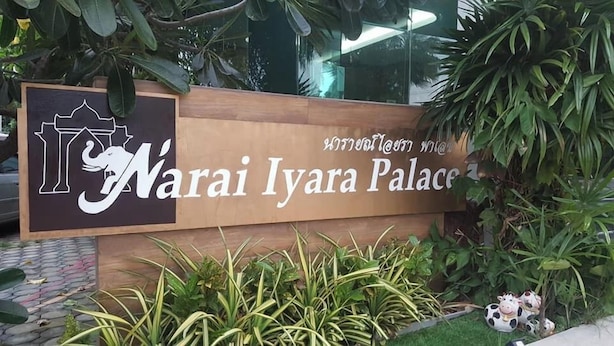 Un letrero para el Palacio Marai Iyara, con un logotipo y texto en un idioma extranjero.