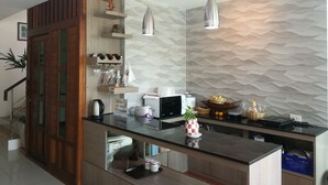 Una cocina moderna con una isla central, estantes empotrados y un salpicadero decorativo.