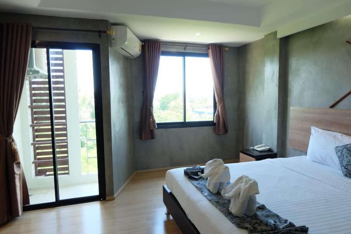 Desk, soundproofing, free WiFi, bed sheets