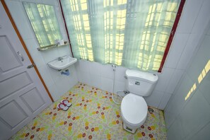 Shower, free toiletries, hair dryer, slippers - Thit Sar Shin Guest House (Sagaing)