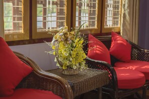 Flat-screen TV - Thit Sar Shin Guest House (Sagaing)