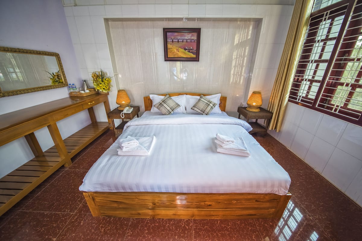 Minibar, desk, WiFi (free)