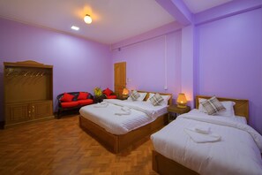 Family Room | Minibar, desk, free WiFi - Thit Sar Shin Guest House (Sagaing)