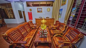 Lobby sitting area - Thit Sar Shin Guest House (Sagaing)