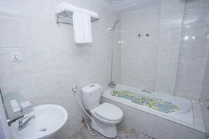 Shower, free toiletries, towels - Hotel GBH Kale (Kalay)