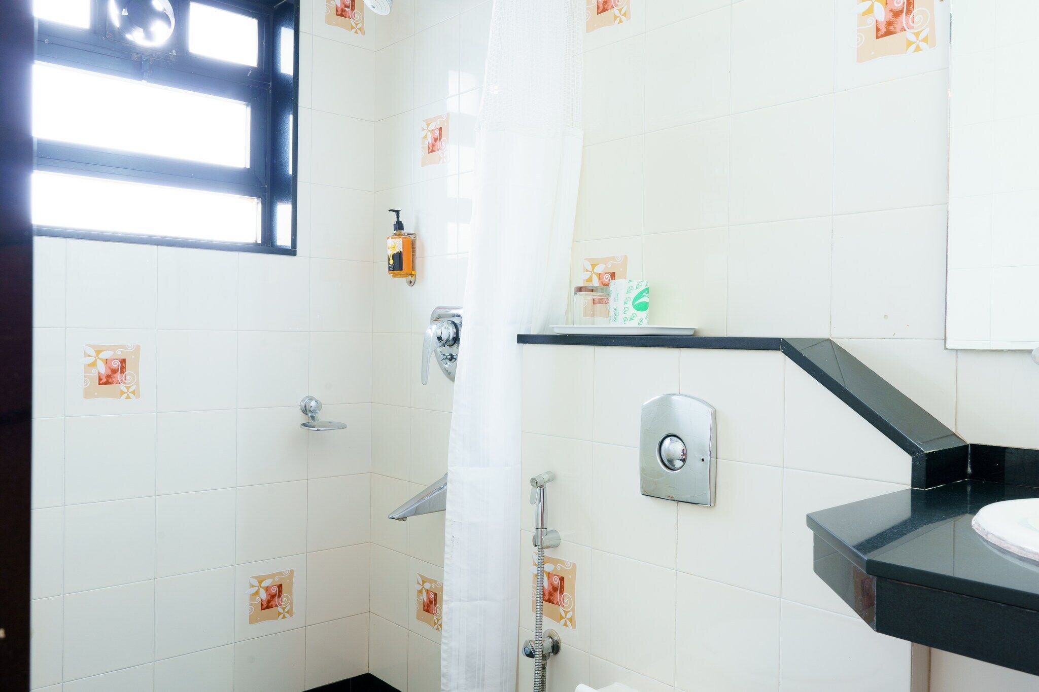 Ein Badezimmer mit Dusche, Waschbecken und Toilette.