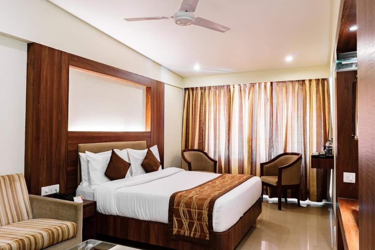 In-room safe, desk, iron/ironing board