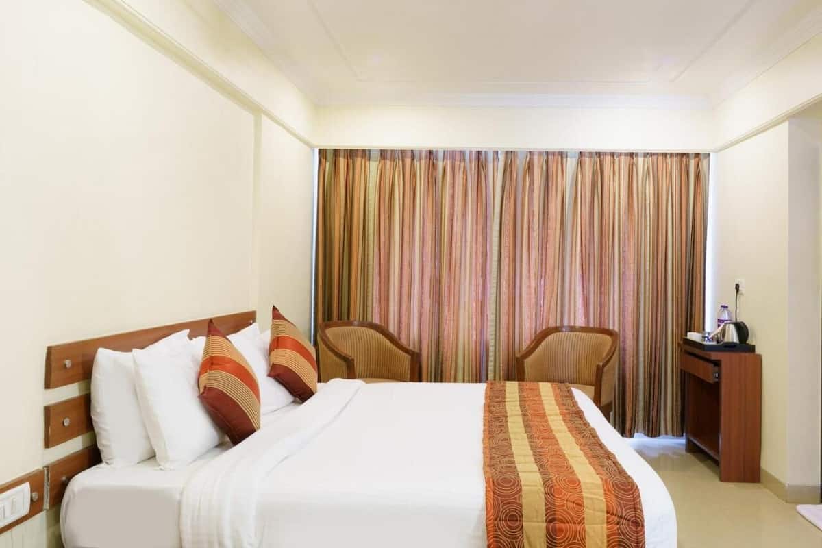 In-room safe, desk, iron/ironing board