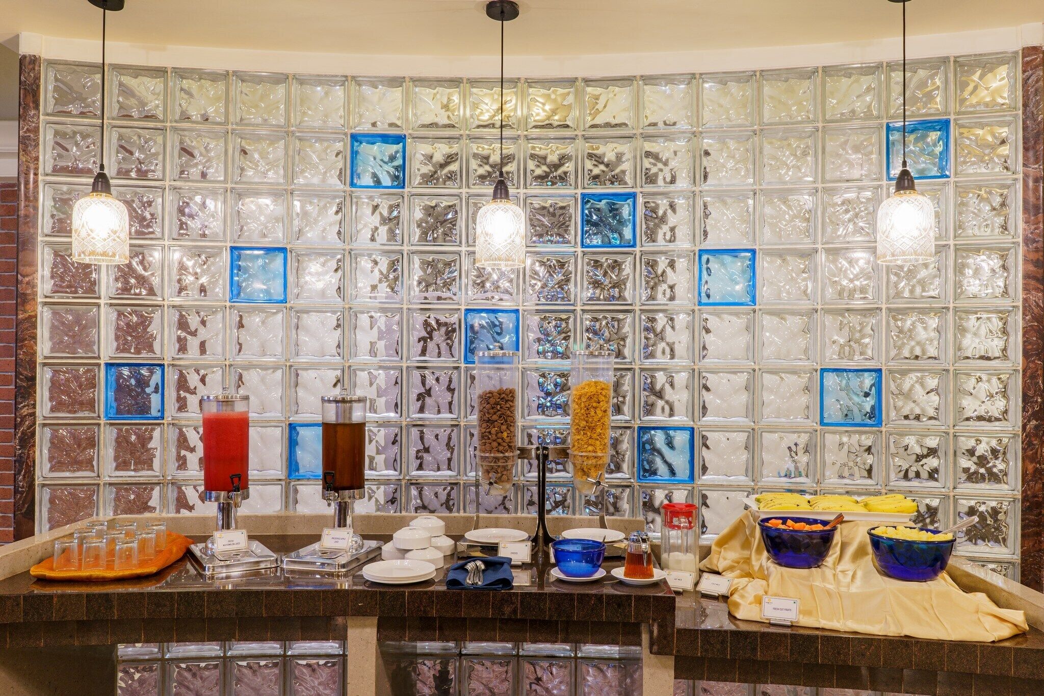 Una mesa de buffet con diversos alimentos y bebidas.