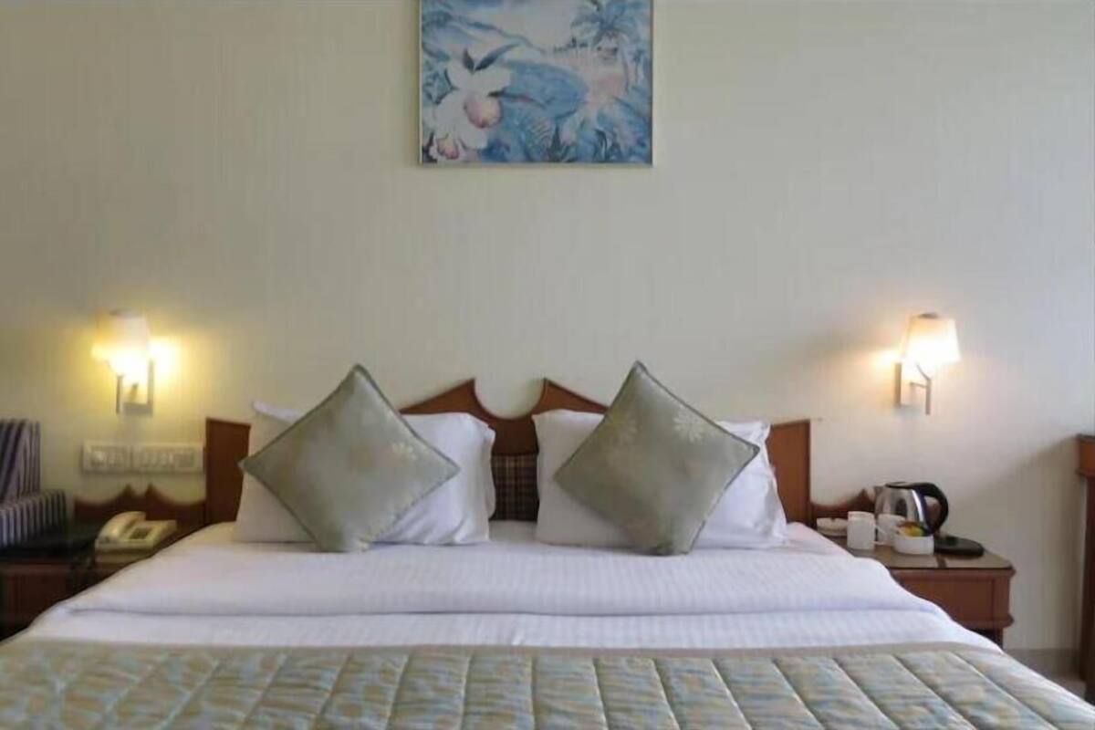 In-room safe, desk, iron/ironing board