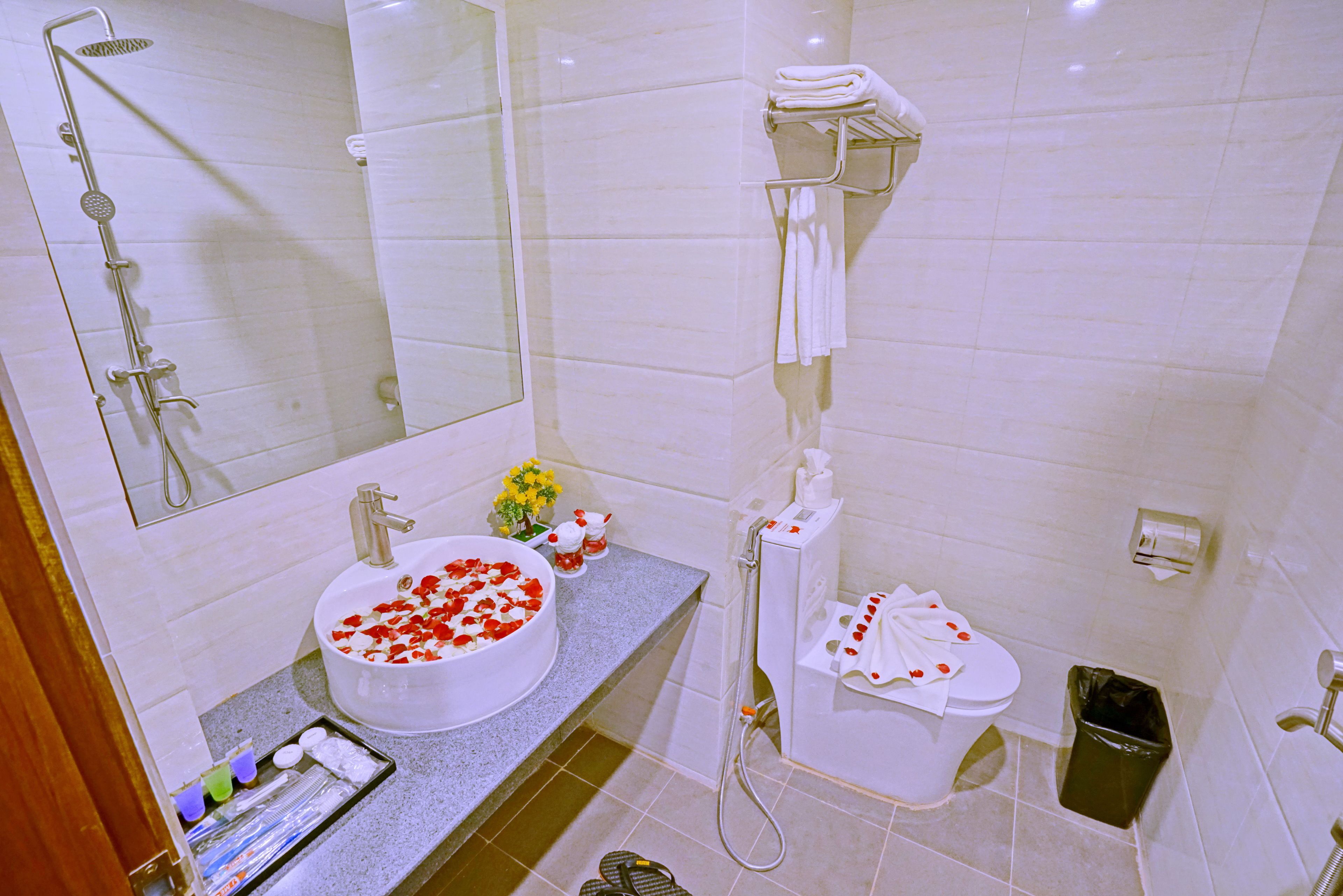 city view twin room | bathroom | shower, rainfall showerhead, free toiletries, towels