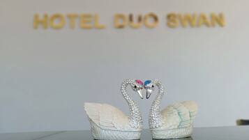 Letrero del Hotel Duo Swan, con dos adornos con forma de cisne.
