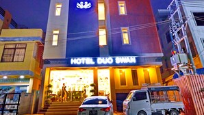 A hotel with a prominent swan logo and the name "HOTEL DUO SWAN" on the facade. - Hotel Duo Swan (Mandalay)
