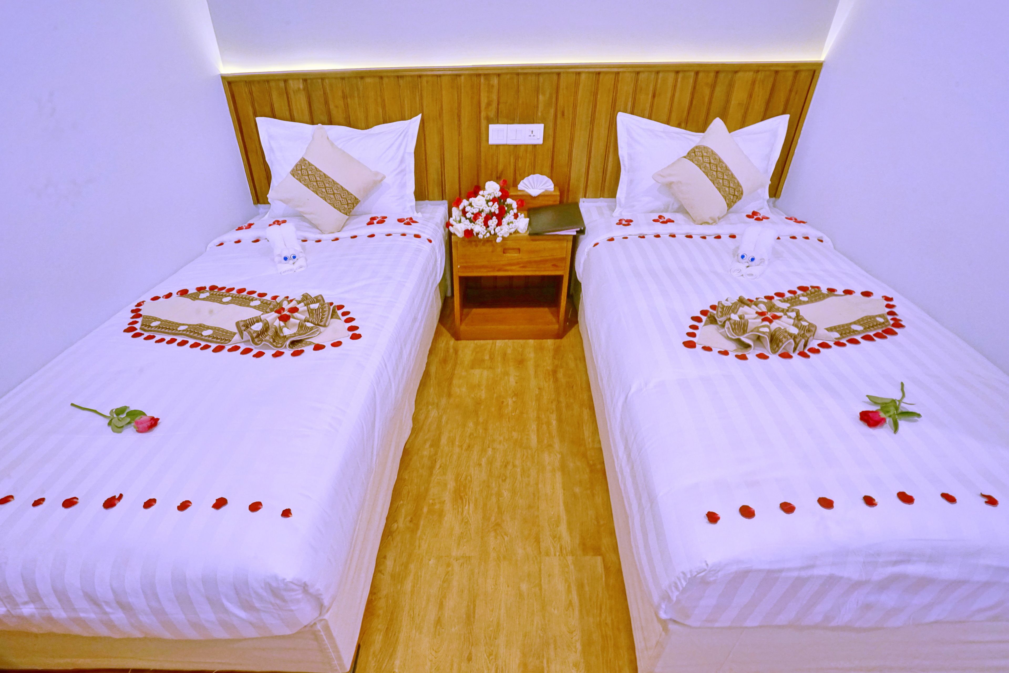 signature twin room, city view | minibar, in-room safe, iron/ironing board, free wifi