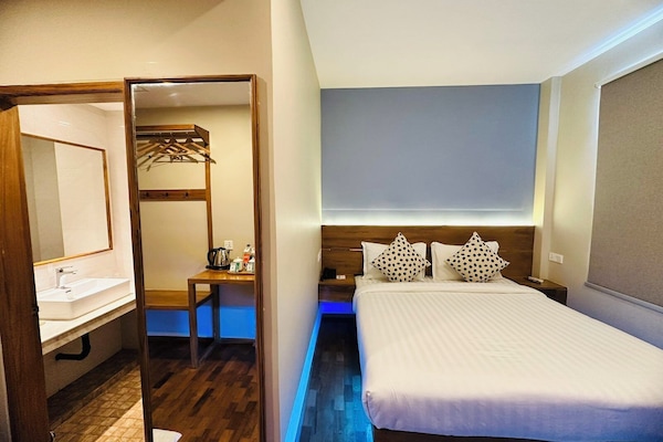 Premier Double Room, 1 Bedroom | Minibar, in-room safe, iron/ironing board, free WiFi