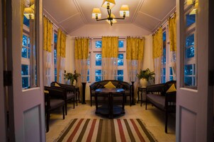 1 habitación, decoración personalizada, muebles diferentes y escritorio