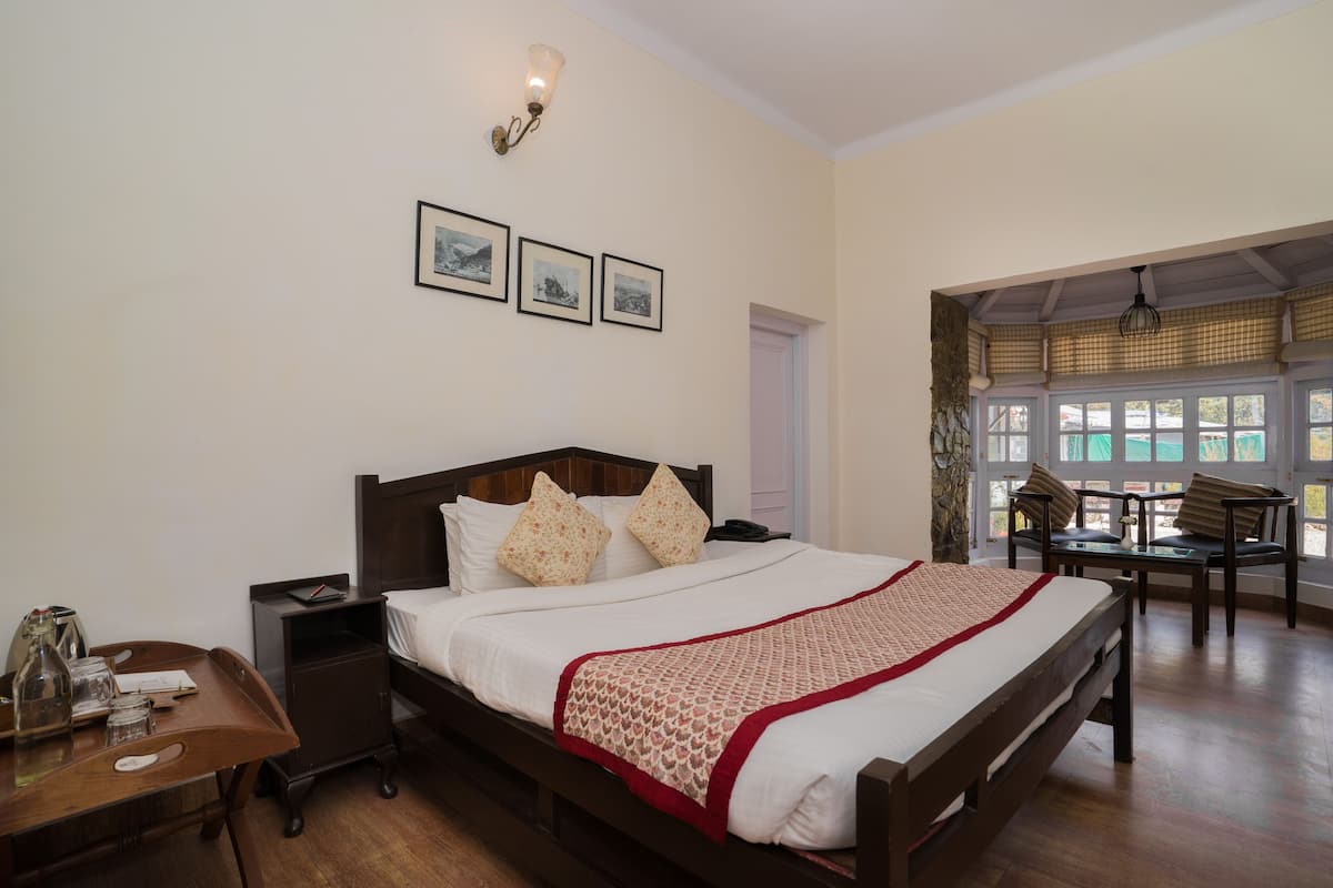 Habitación Prestigio, 1 cama matrimonial | 1 habitación, decoración personalizada, muebles diferentes y escritorio