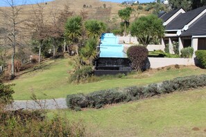Outdoor pool, an infinity pool, sun loungers - Mount Shekinah Country Hotel (Balgowan)
