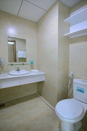 Een douche, gratis toiletartikelen, pantoffels, handdoeken