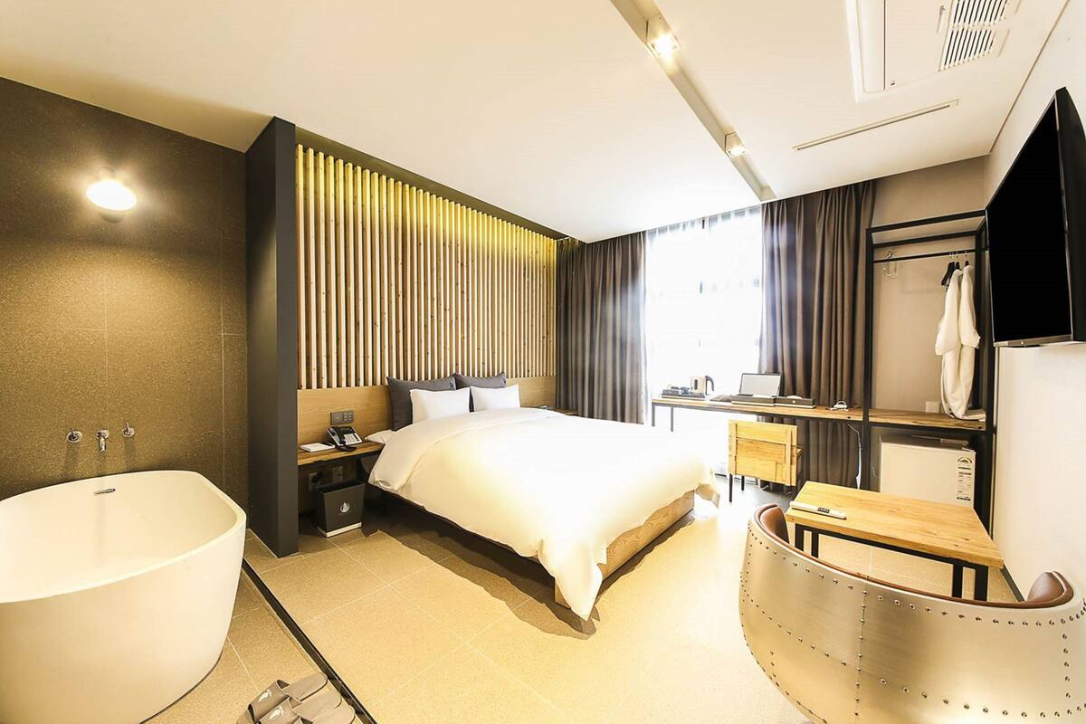高級寢具、羽絨被、Tempur-Pedic 床墊、書桌
