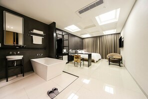 Premium bedding, down comforters, Tempur-Pedic beds - Yeoubi Hotel (Ulsan)