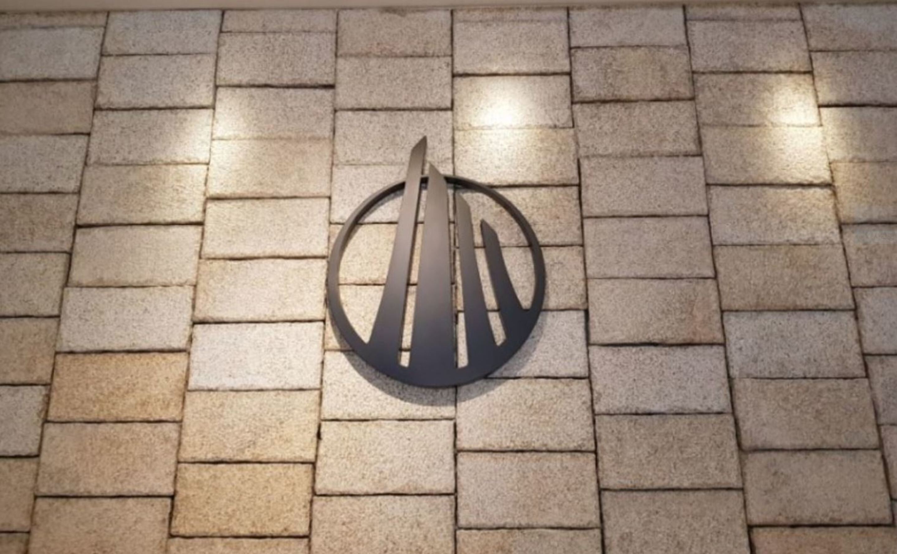 Um logotipo em uma parede revestida de azulejos.