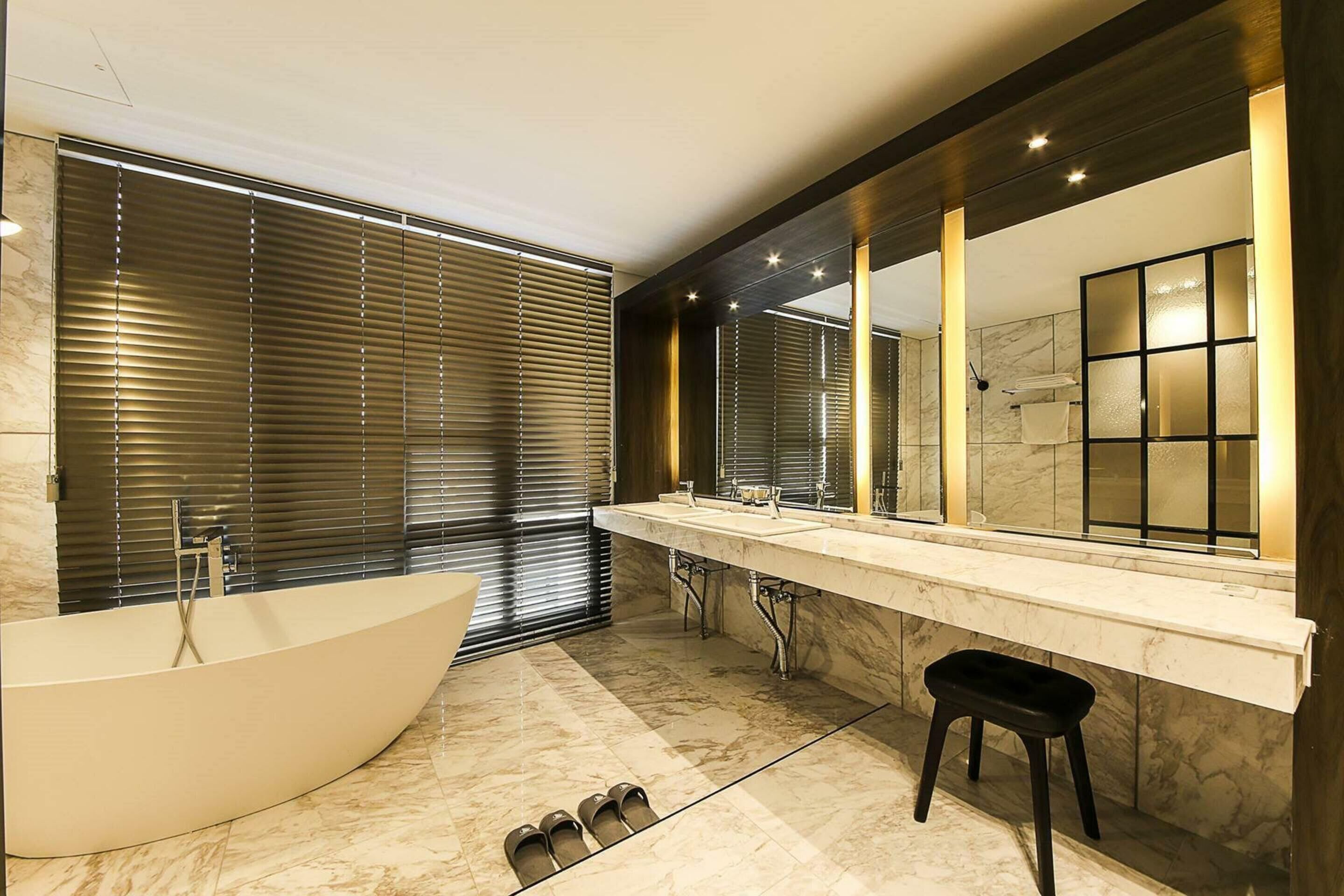 royal suite twin | deep-soaking bathtub