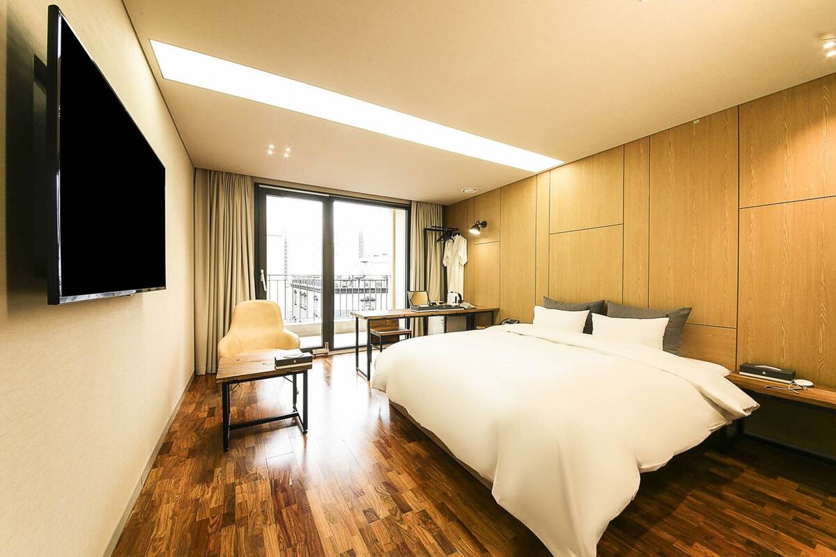 高級寢具、羽絨被、Tempur-Pedic 床墊、書桌